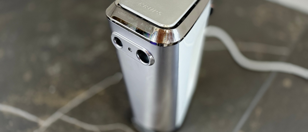 Handmixer-Test: Blick auf die Front und die Unterseite des Krups-Handmixers.