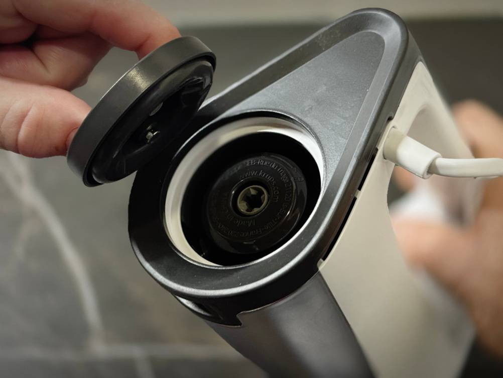 Test von Handmixern: Die Abdeckung für den Stabmixer-Anschluss auf der Rückseite wird abgeschraubt.