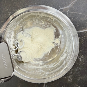 Handmixer im Test: Der Krups-Handmixer knetet festen Teig in einer Metall-Schüssel.