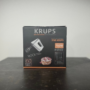 Handmixer getestet: Die Verpackung eines Krups 3 Mix 9000 steht auf einer grauen Arbeitsfläche.