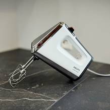 Handmixer-Test: Der Krups 3 Mix 9000 steht auf einer grauen Arbeitsfläche.