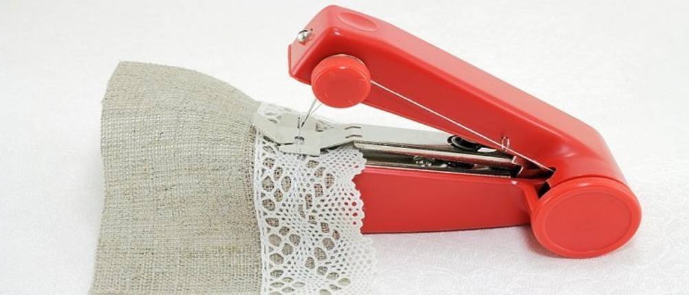 Handnähmaschine-Test: Ein Stoff wird mit einer Handnähmaschine dekoriert.