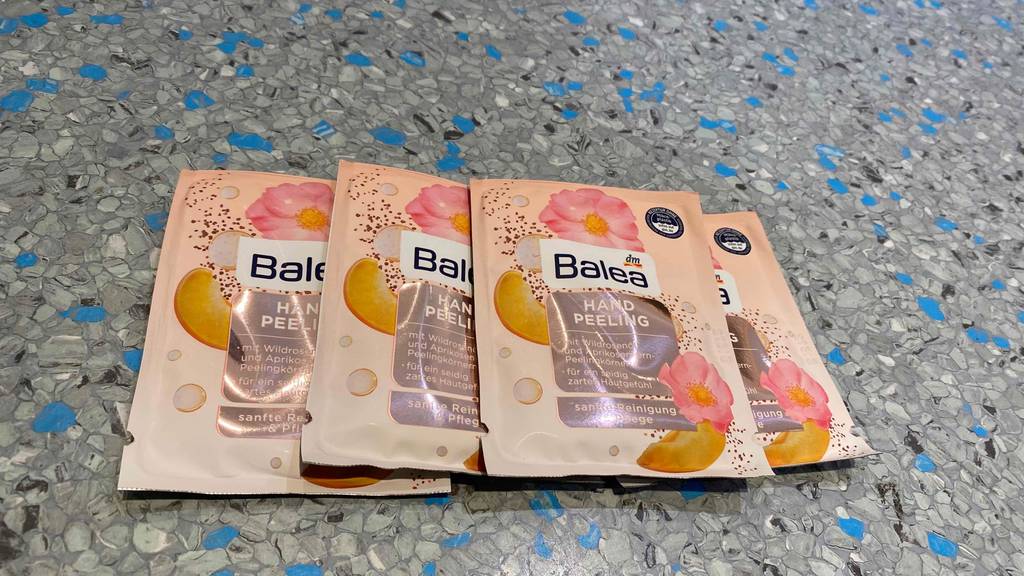 Handpeeling im Test: Mehrere Packungen mit Hautpeeling nebeneinander