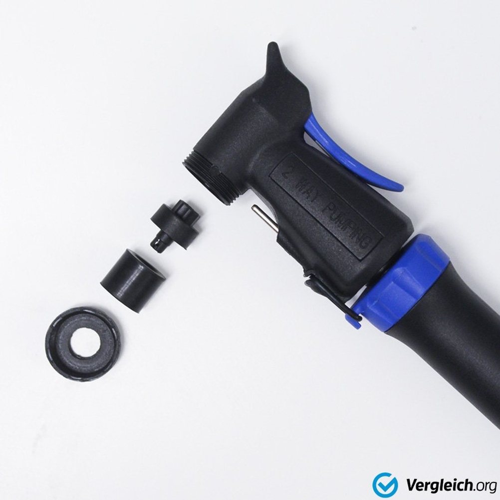 Fahrradpumpen-Test: Eine Handpumpe mit abgeschraubtem Kopfteil.