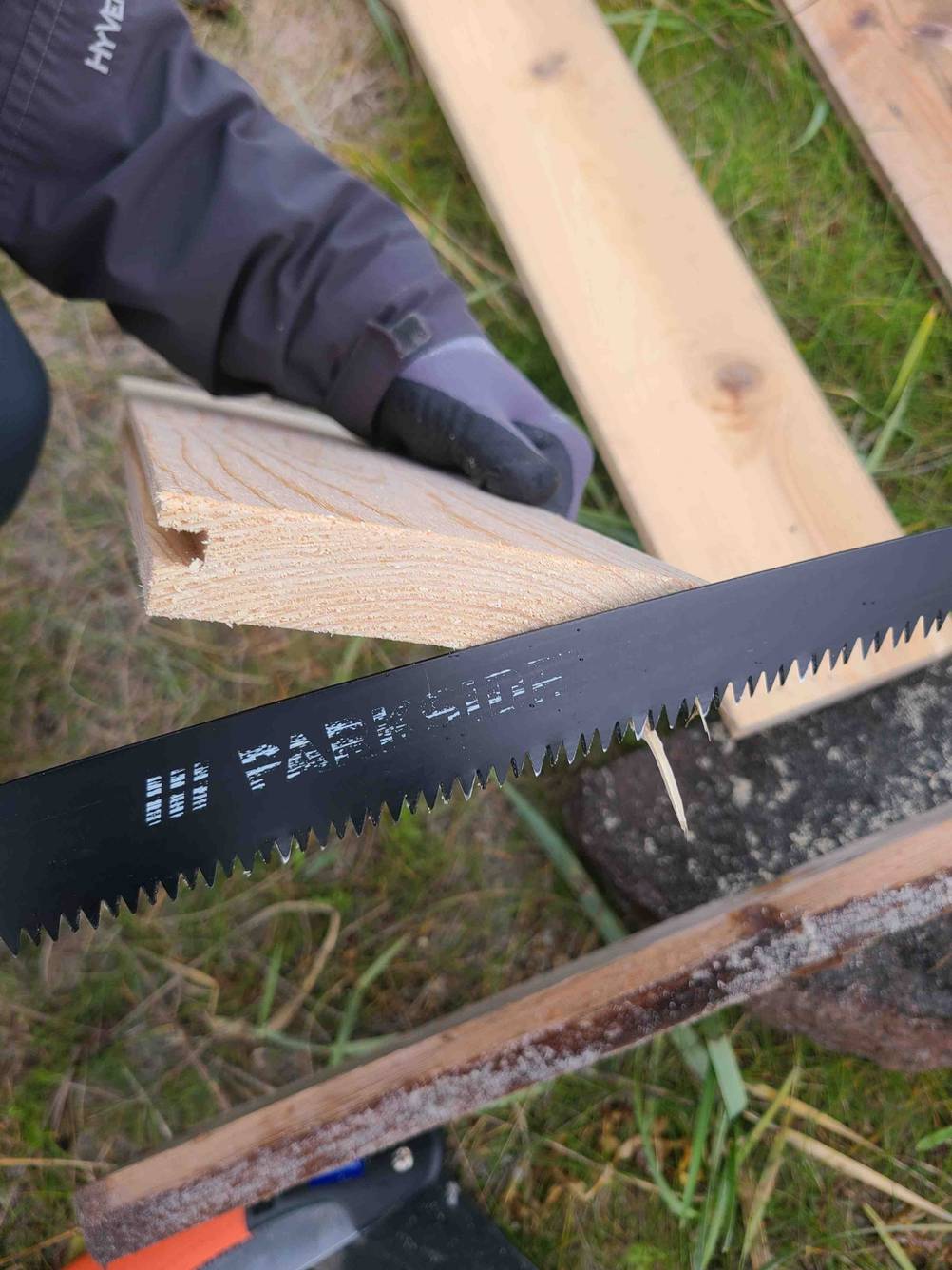 Handsäge getestet: Das Sägeblatt an einem Stück durchgesägtem Holz.
