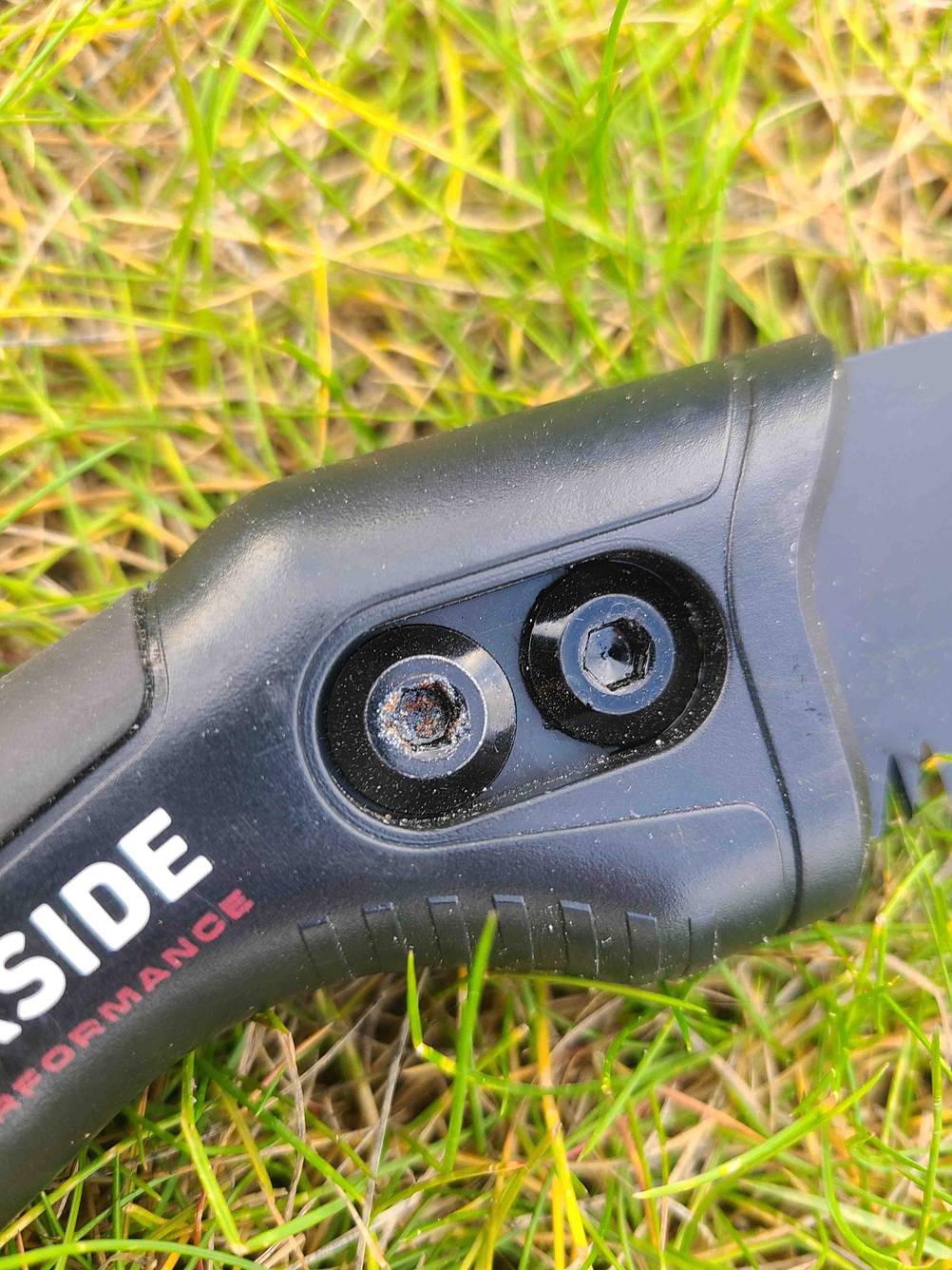 Handsäge-Test: Nahaufnahme der Schrauben am Griff.