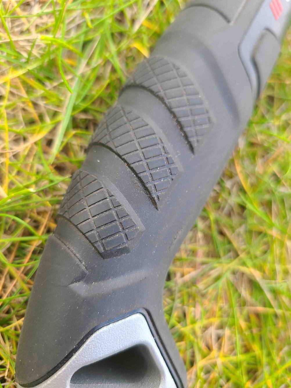 Nahaufnahme des Grips des Griffes der getesteten Handsäge.