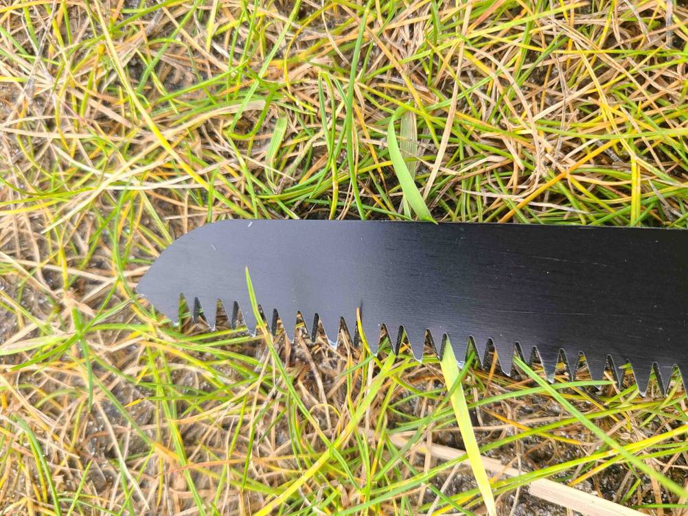 Handsäge-Test: Nahaufnahme der Zähne der Säge.