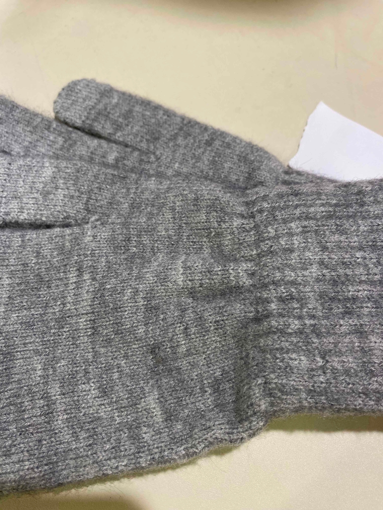 Handschuhe-Damen-Test: Nahaufnahme der grauen Handschuhe.