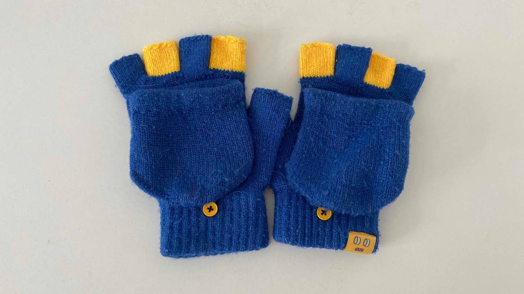 Herren-Handschuhe im Test: Blau-gelbe Wollhandschuhe mit Halbfingern, Knöpfen und Fäustling-Elementen