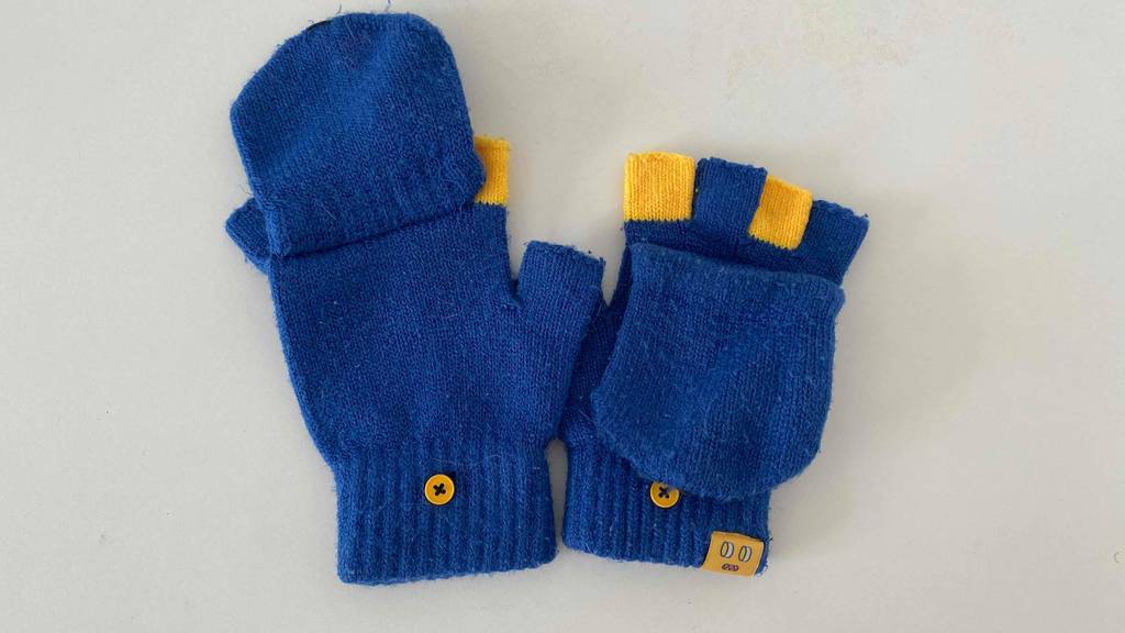 Herren-Handschuhe im Test: Blaue Strickhandschuhe mit gelben Akzenten, Fäustling-Überzug und Halbfingern