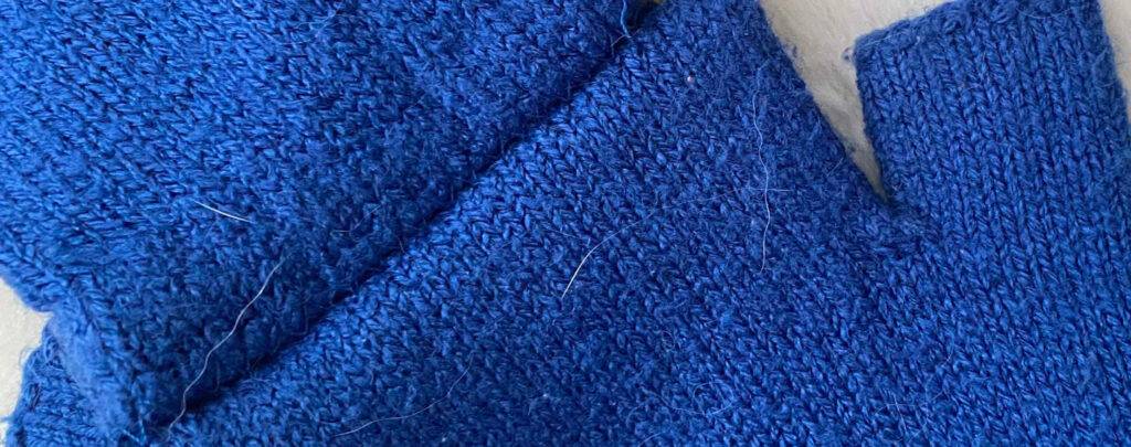 Herren-Handschuhe im Test: Nahaufnahme des blauen Strickmaterials der Handschuhe.
