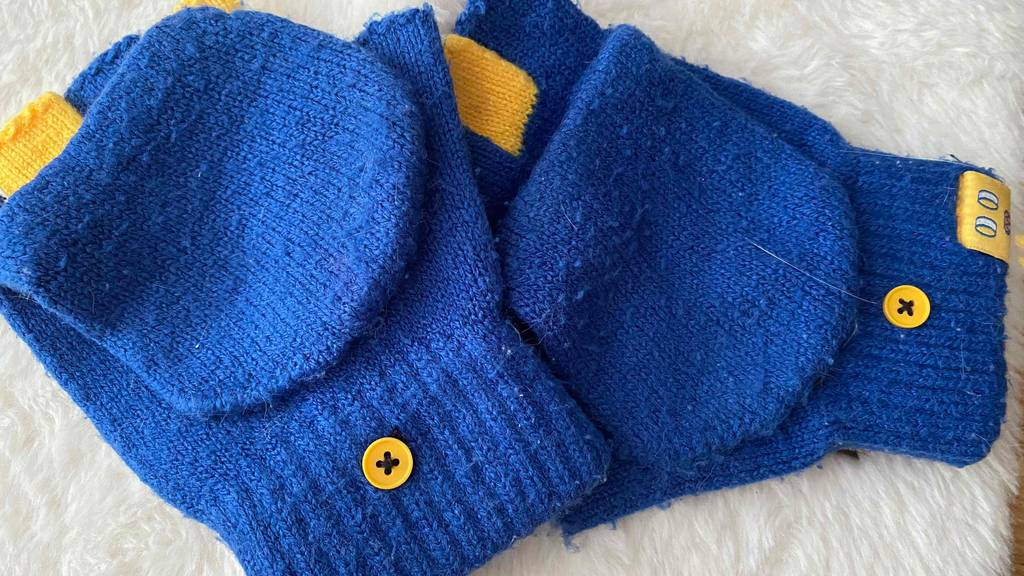 Herren-Handschuhe im Test: Nahaufnahme der Struktur des Stoffes der Handschuhe von oben.