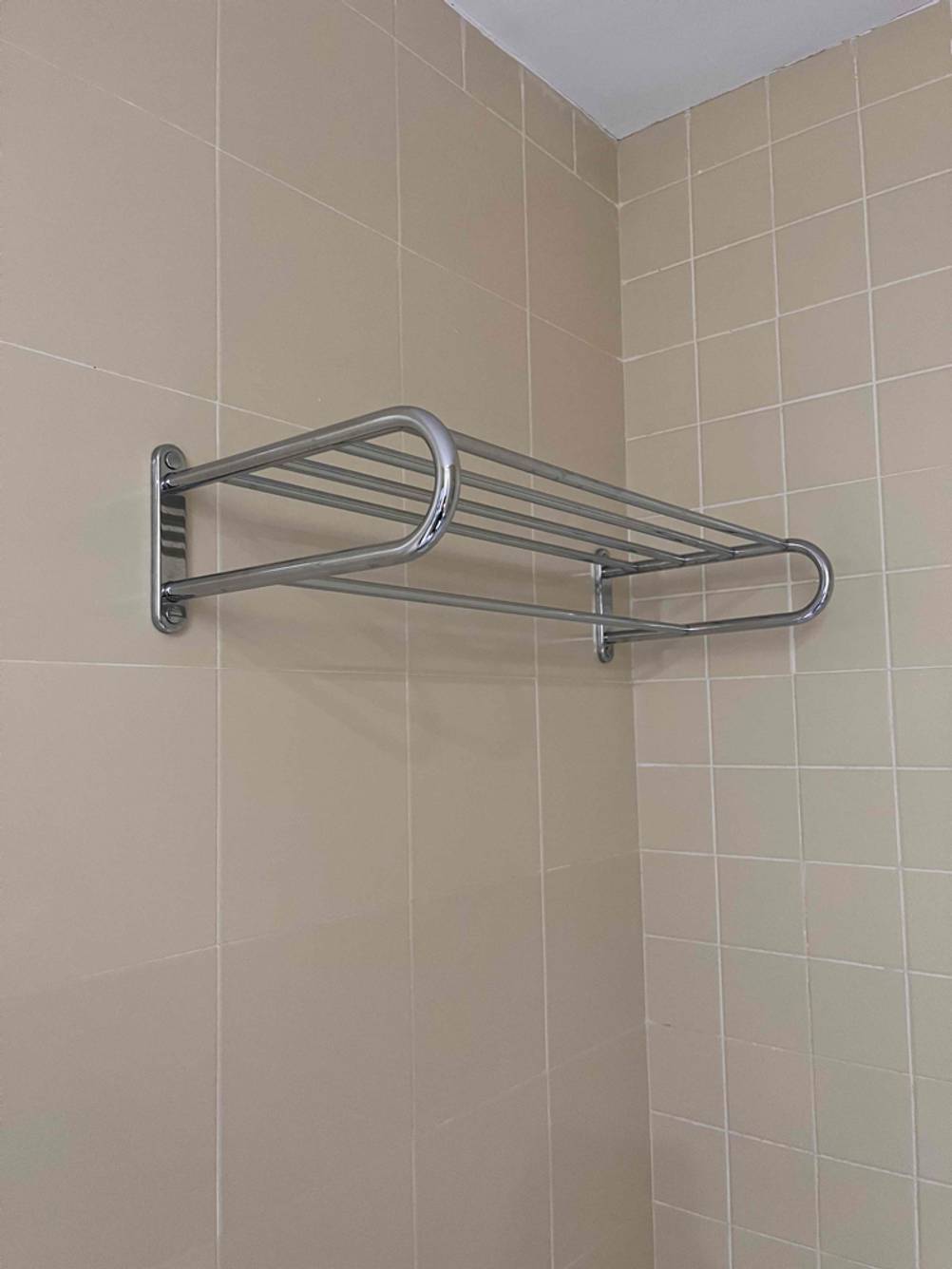Getesteter Handtuchhalter ist an der Wand montiert. 