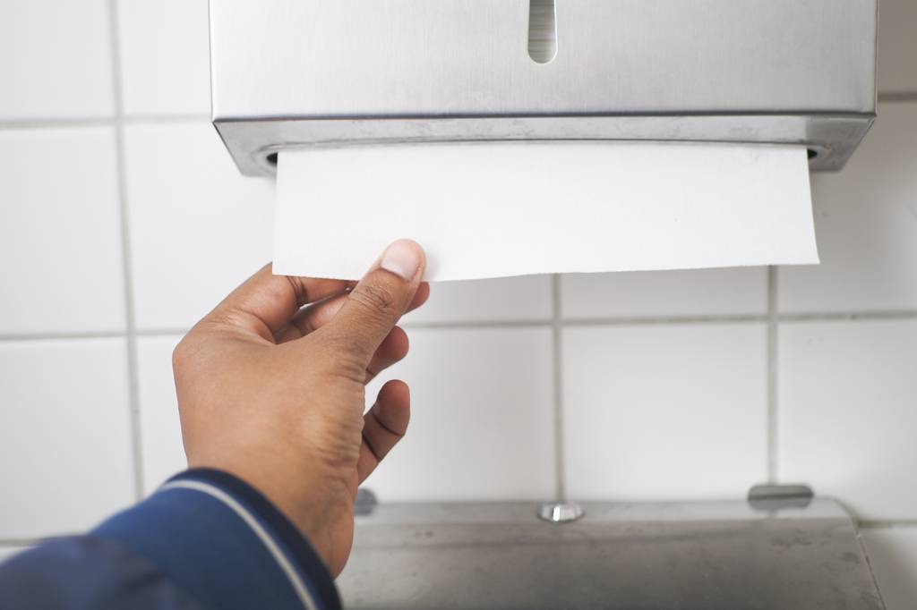 Handtuchspender-Test: Zu sehen ist ein Papierhandtuchspender aus Edelstahl mit praktischer Füllstandsanzeige.