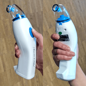 Ein akkubetriebener Hand-Vakuumierer wird in einer Hand gehalten.