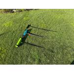 Drei Handvertikutierer liegen nebeneinander im Gras.