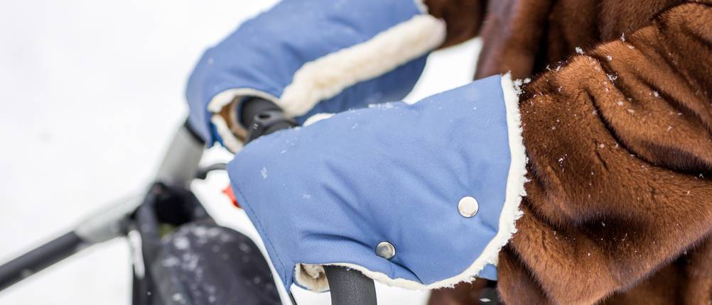 Handwärmer für Kinderwagen im Test: Kinderwagen wird geschoben mit zweiteiligem Handwärmer