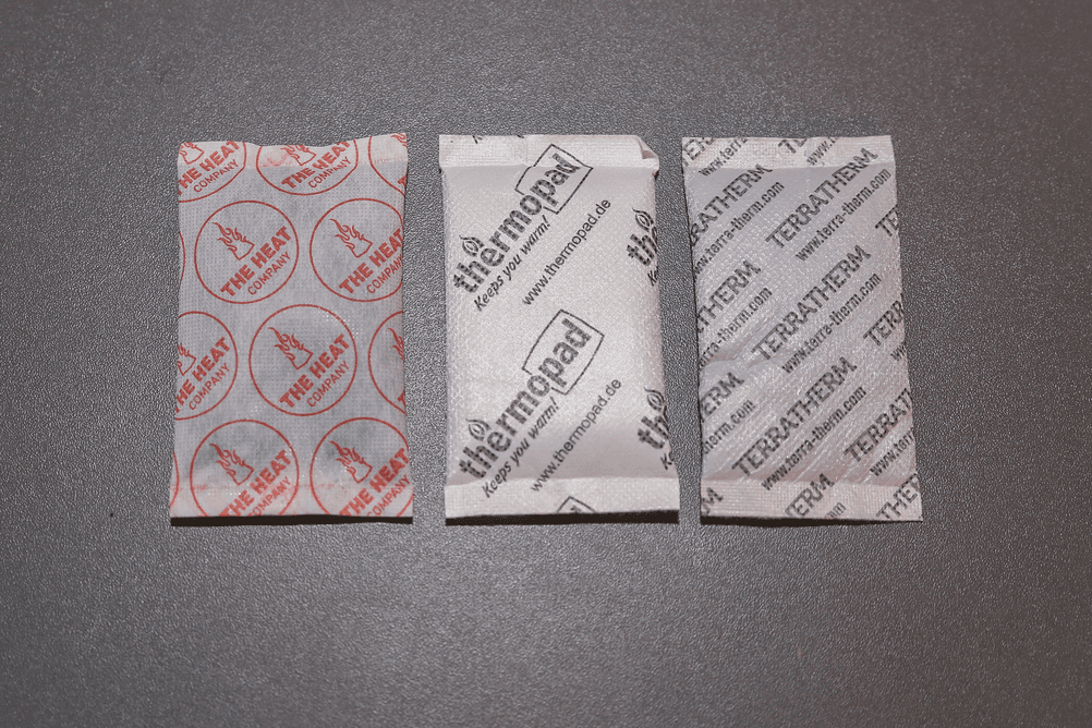 Taschenwärmer-Test: Drei getestete Aktivkohle-Handwärmer liegen nebeneinander.