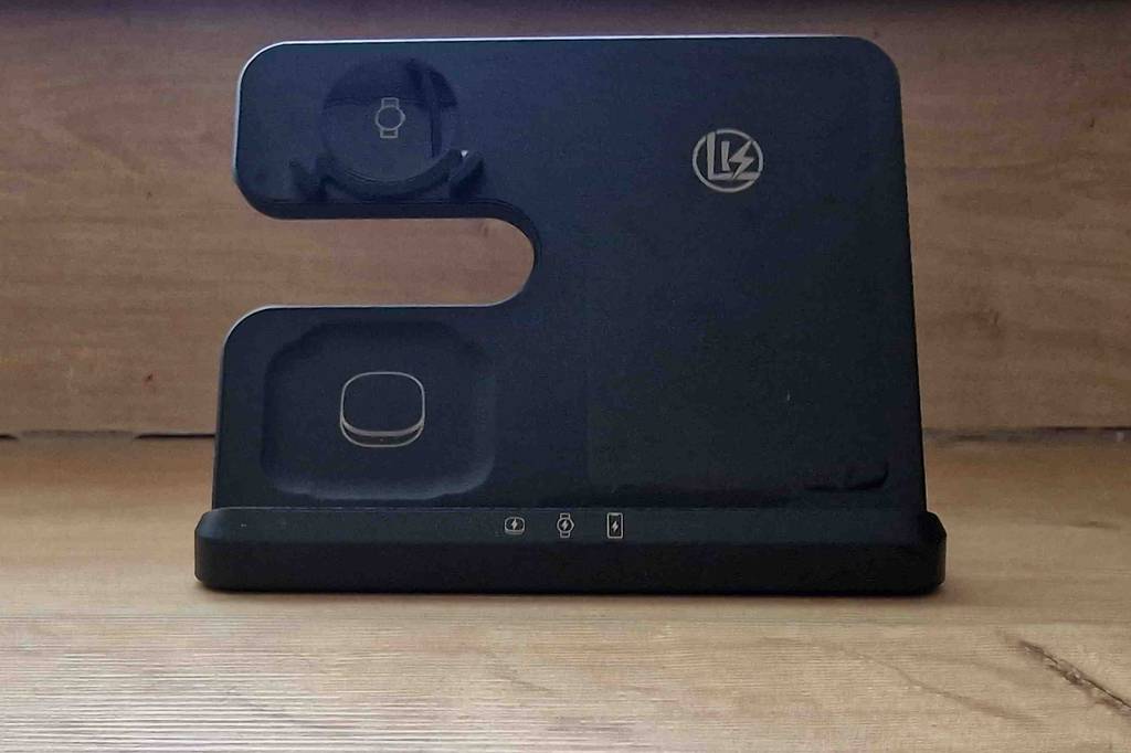 Im Test: eine Handy-Ladestation in Schwarz, drei in eins.