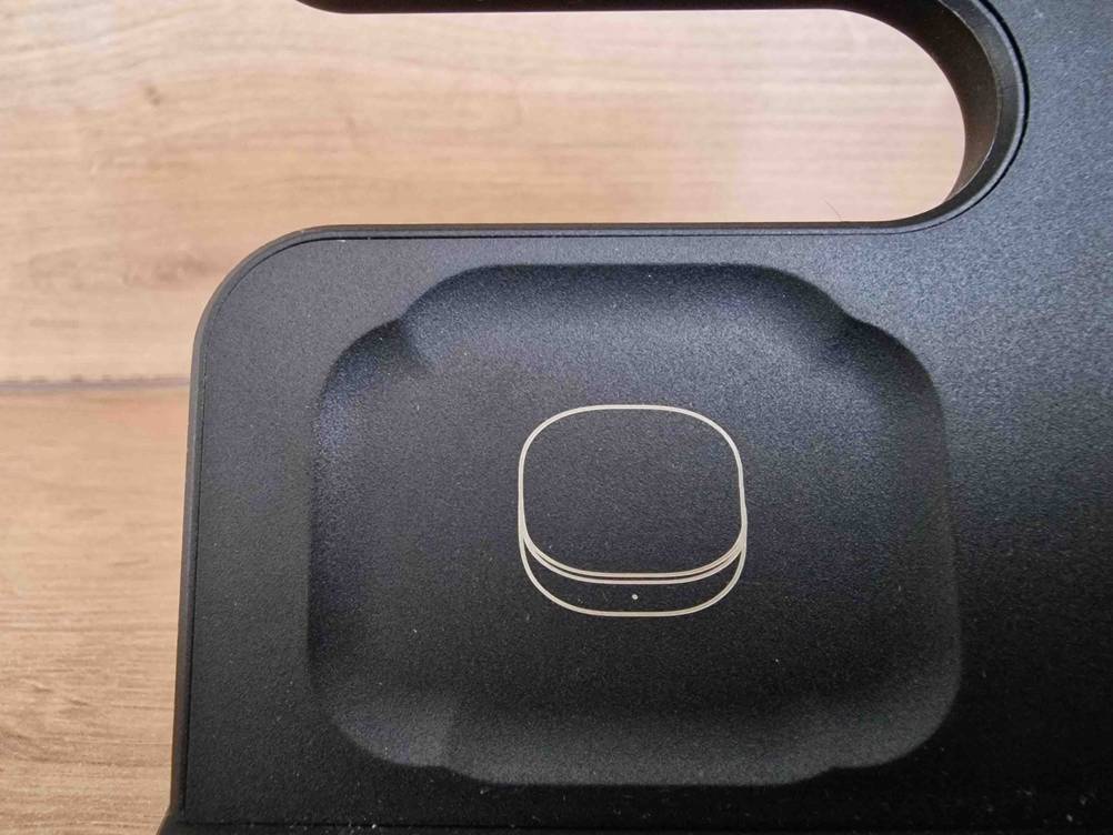 Im Test: Nahaufnahme des Platzes auf einer Handy-Ladestation für Kopfhörer.