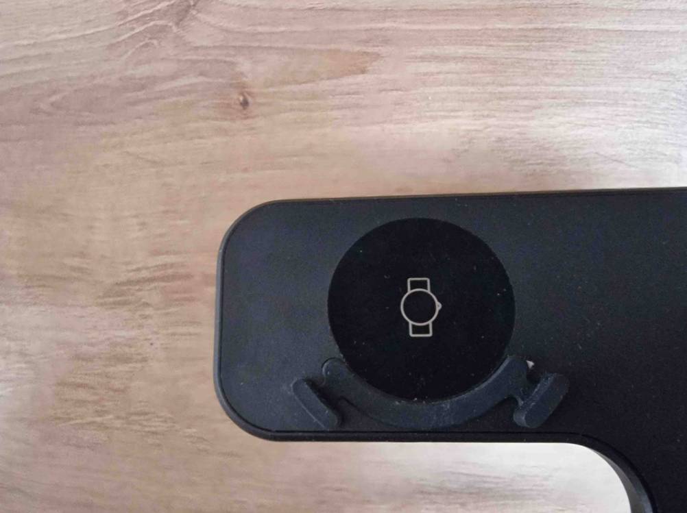 Handy-Ladestation getestet: Nahaufnahme der Aussparung für eine Smart-Watch.