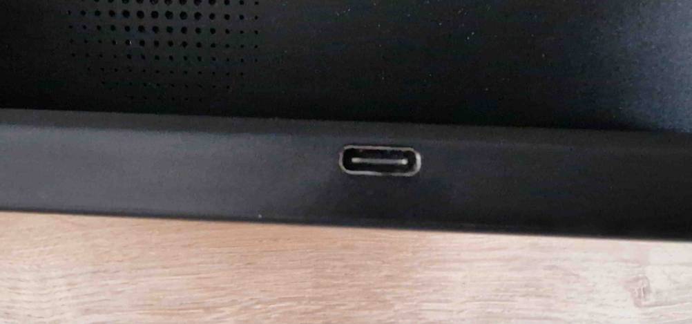 Nahaufnahme des Anschlusses einer getesteten Handy-Ladestation.
