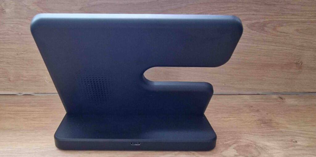 Rückwärtige Ansicht einer schwarzen getesteten Handy-Ladestation mit integriertem Lautsprecher.