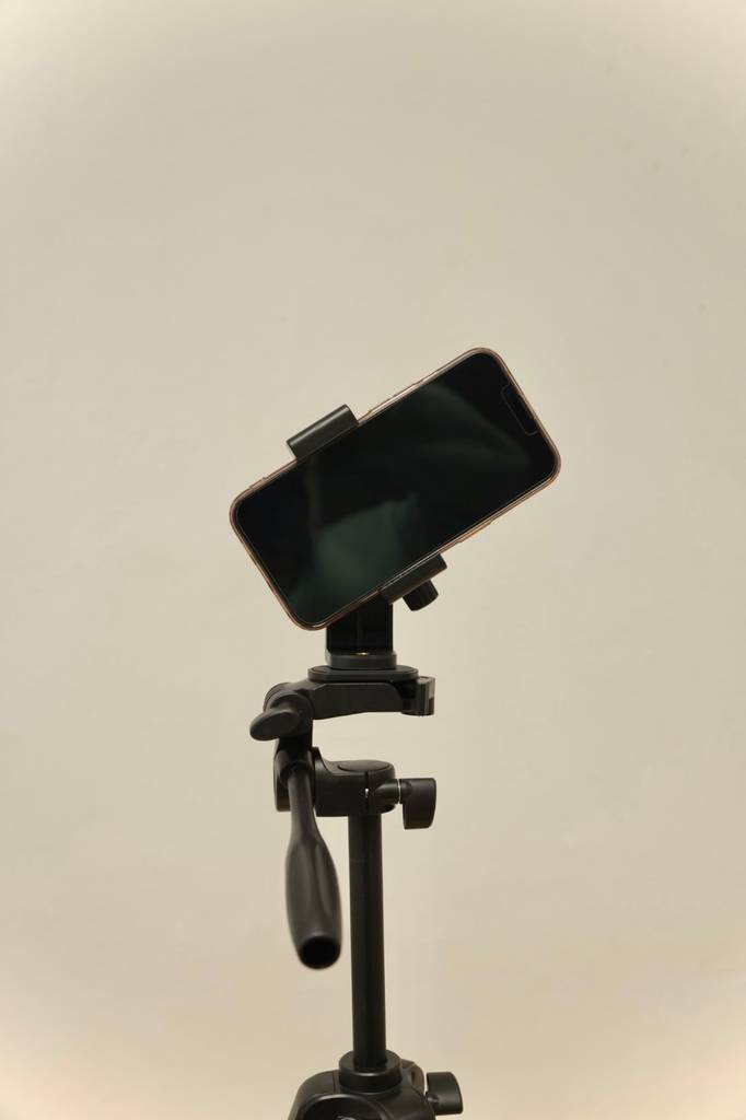Handy-Stativ im Test: Handy wird gedreht.