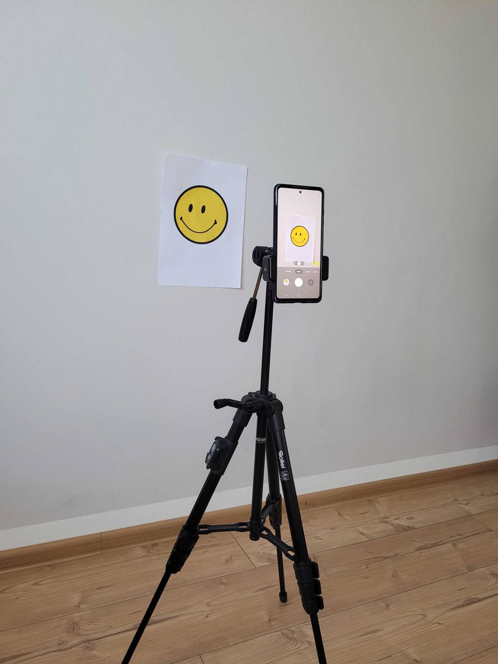 Smartphone ist an einem getesteten Handy-Stativ befestigt. 