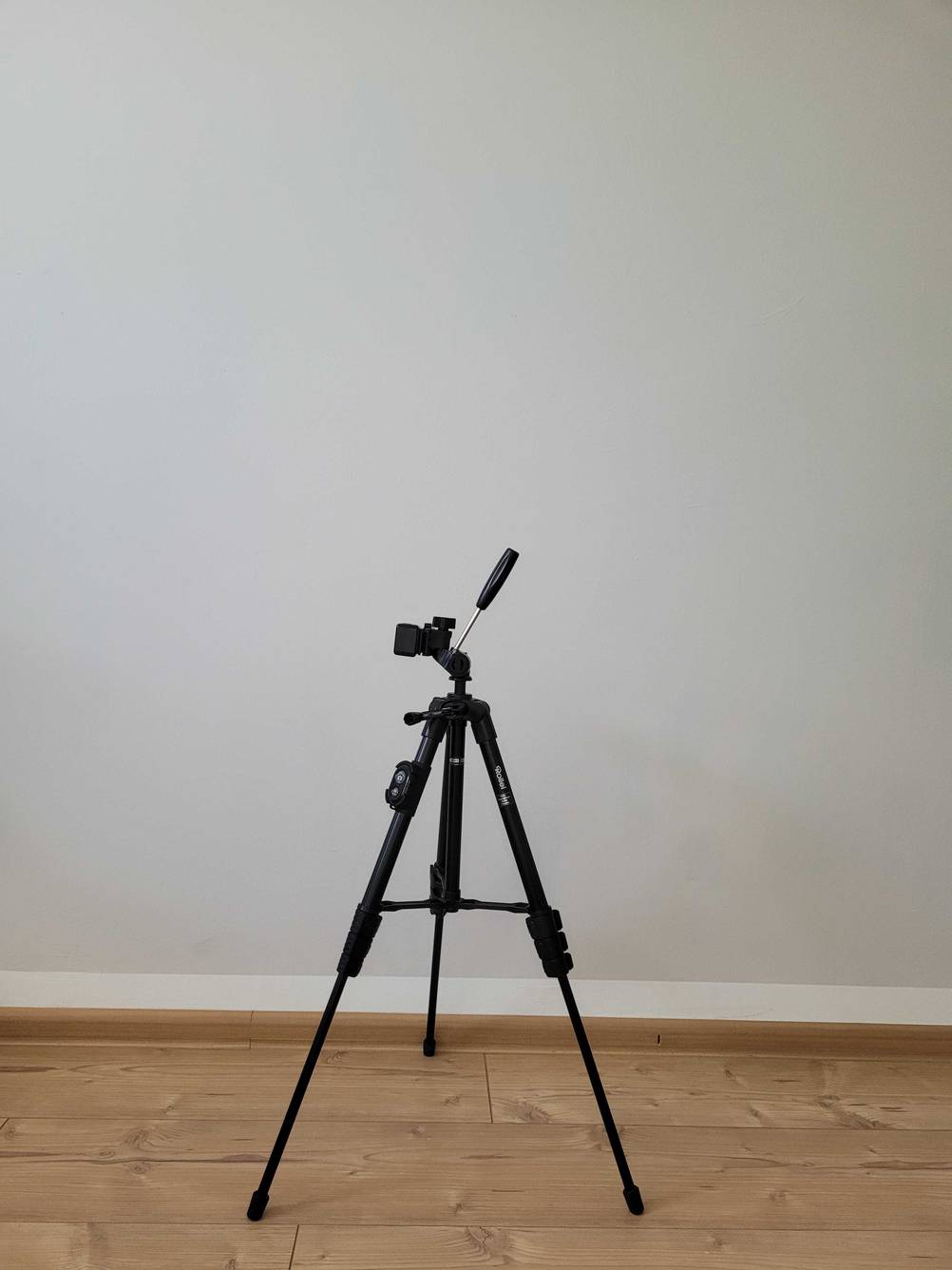 Handy-Stativ getestet: Ein aufgebautes Gerät vor einer hellen Wand.