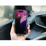 Die Auto-Handyhalterung von Vanmass wurde montiert und wird nun auf die Größe des Handys eingestellt.