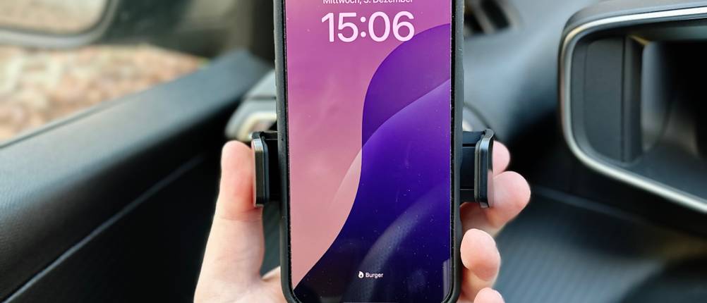 Die Auto-Handyhalterung von Blukar wurde montiert und wird nun auf die Größe des Handys eingestellt.