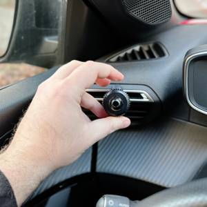 Die Auto-Handyhalterung von Blukar wird mit Hilfe des Drehrads in der Lüftung eines Autos befestigt.