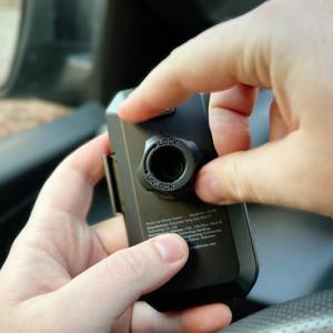 Die Auto-Handyhalterung von Blukar wird hochgehalten und der Befestigungsmechanismus getestet.