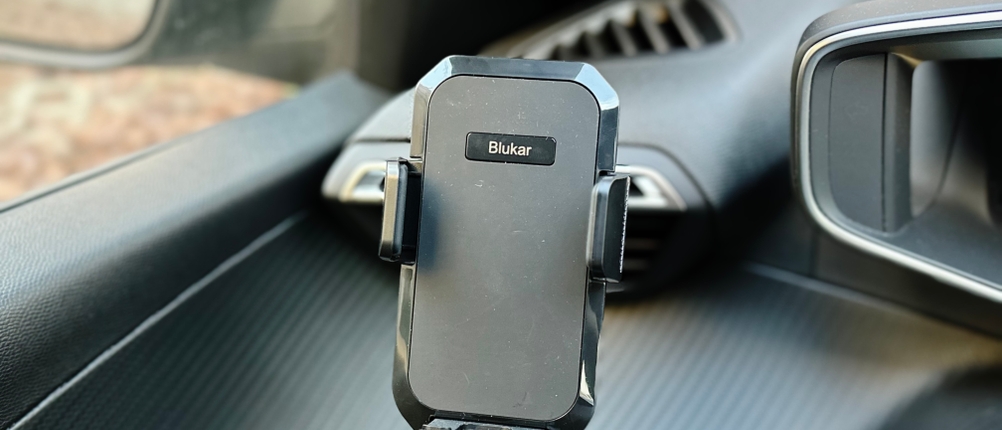 Die Auto-Handyhalterung von Blukar wurde in der Lüftung eines Autos montiert.