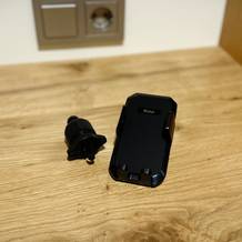 Die Auto-Handyhalterung von Blukar liegt ausgepackt auf einem Holztisch.