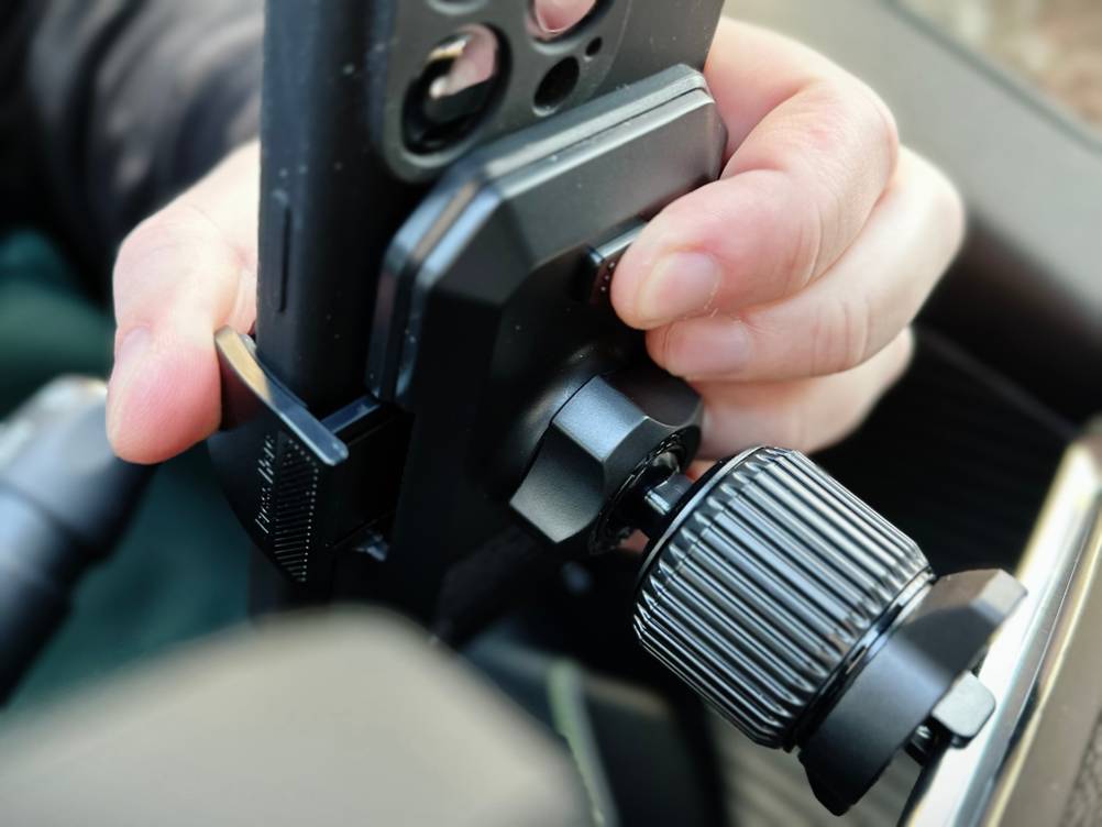 Die Auto-Handyhalterung von Blukar von hinten.