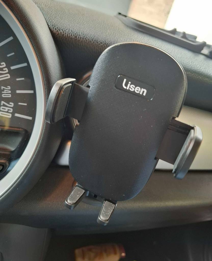 Auto-Handyhalterungen im Test: Nahaufnahme einer Halterung neben dem Tacho