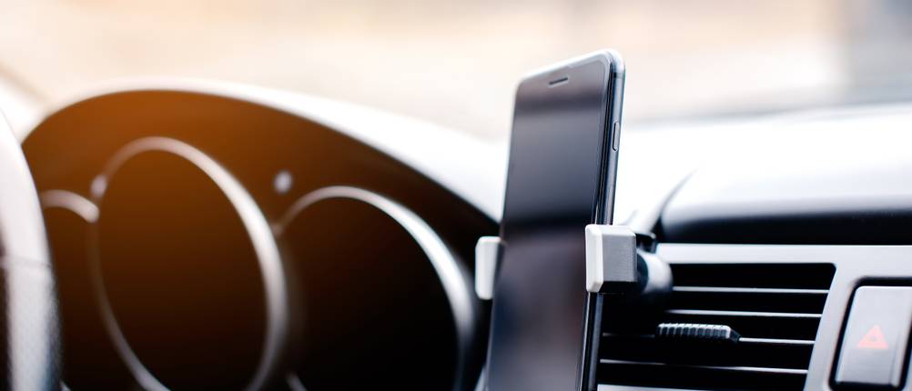 Handyhalterung fürs Auto im Test: Handyhalter inklusive Smartphone am Lüftungsgitter eines Fahrzeuges angebracht.