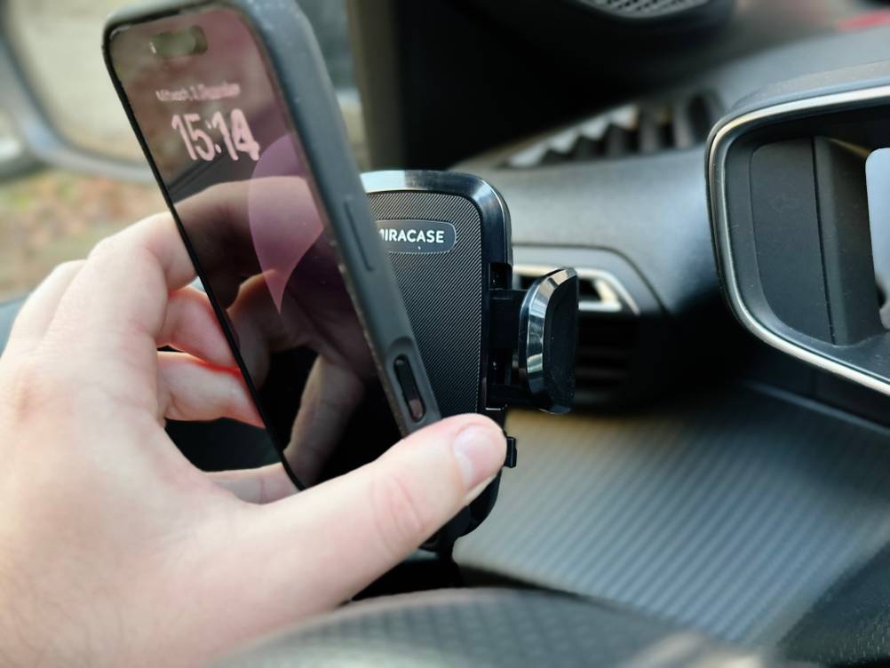 Die Auto-Handyhalterung von Miracase wurde montiert und ein Handy wird eingesetzt.