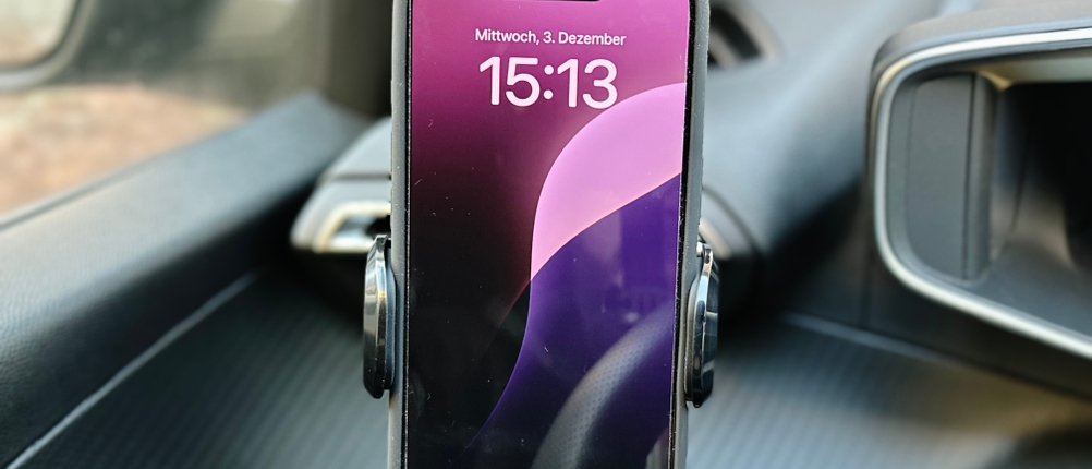 Die Auto-Handyhalterung von Miracase wurde montiert und ein Handy wurde eingesetzt.