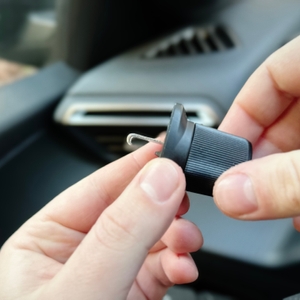 Der Metallarm der Auto-Handyhalterung von Miracase wird vor der Kamera untersucht.