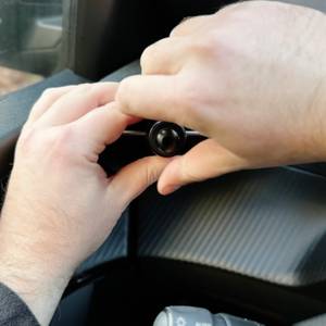 Die Auto-Handyhalterung von Miracase wird in der Lüftung eines Autos montiert.