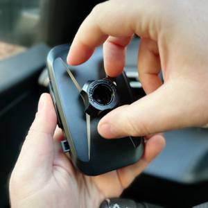 Der Drehmechanismus der Auto-Handyhalterung von Miracase wird überprüft.