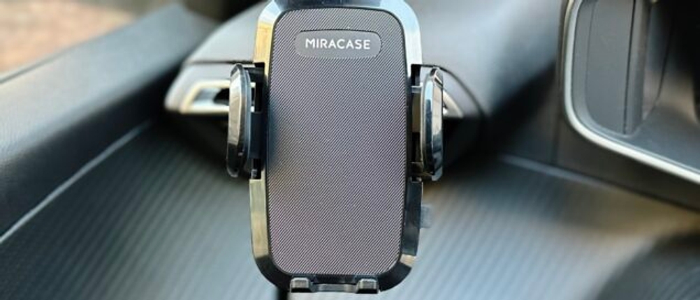 Die Auto-Handyhalterung von Miracase wurde in der Lüftung eines Autos montiert.