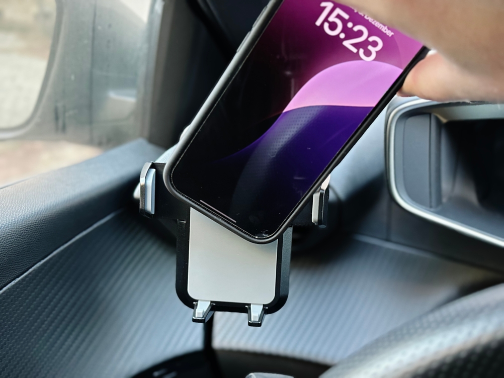 Die Auto-Handyhalterung von Vanmass wurde montiert und ein Handy wird eingesetzt.