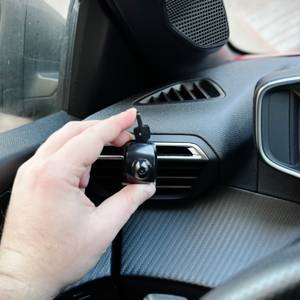 Die Auto-Handyhalterung von Vanmass wird in der Lüftung eines Autos montiert.