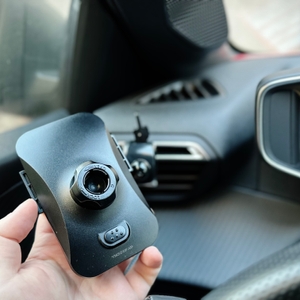 Die Rückseite der Auto-Handyhalterung von Vanmass wird in die Kamera gehalten.