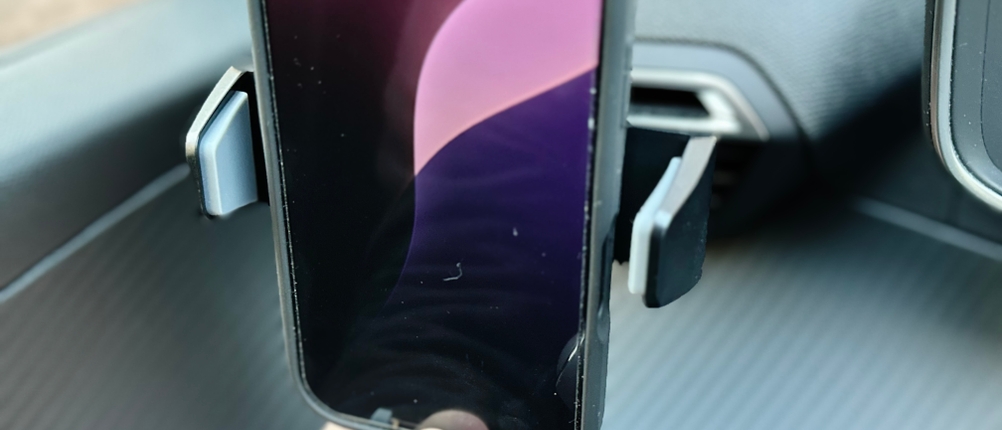 Die Auto-Handyhalterung von Vanmass wurde montiert und wird nun auf die Größe des Handys eingestellt.